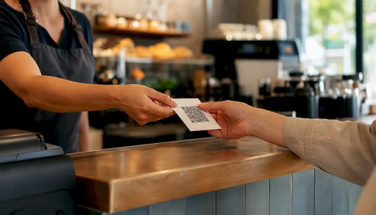 An der Restaurantkasse wird dem Gast der Kassenbon ausgehändigt, auf dem ein QR-Code für die Bewertung zu finden ist.