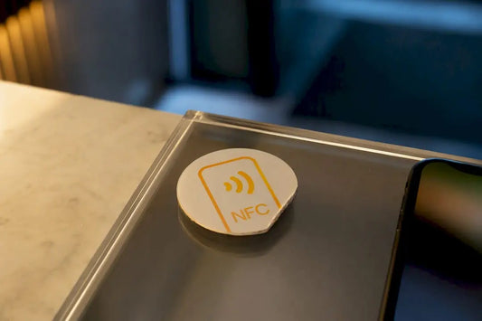 Teilweise sichtbares NFC-Tag an der Hotelrezeption