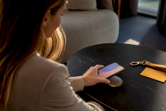 Hotelgast bedient Smartphone nach dem Auschecken