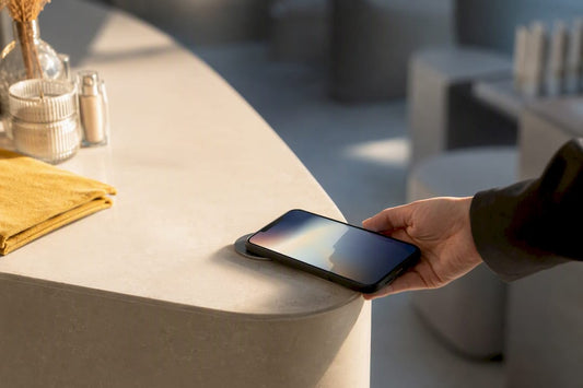 Kundin verwendet den NFC-Kontaktpunkt im Beautysalon