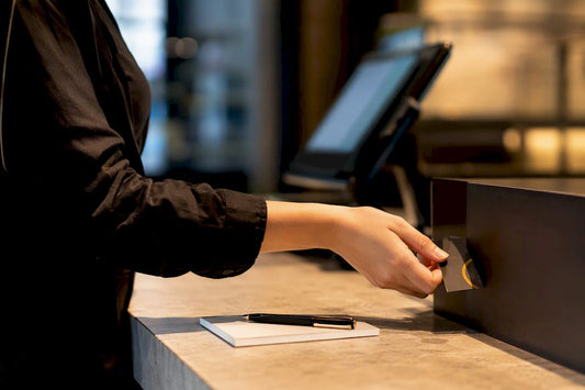 Die NFC-Kontaktkarte liegt hinter der Ladenkasse bereit